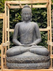 boeddha zit in natuursteen