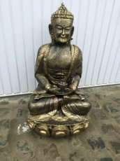 grote zittende boeddha met pot