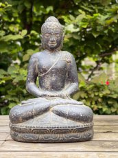 zittende boeddha in natuursteen