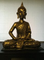 zittende boeddha met sjerp